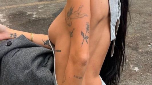 Tatuagem escrita feminina frases e nomes em fontes finas