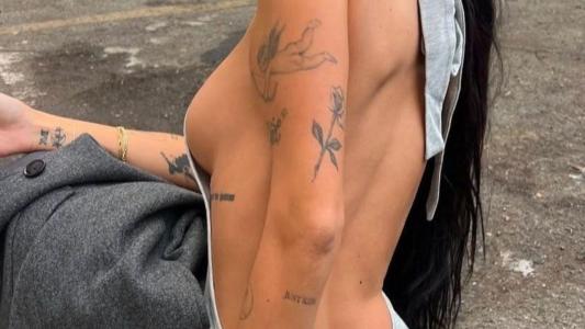 Tatuagem escrita feminina frases e nomes em fontes finas