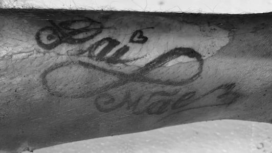 Tatuagem no braço da vítima