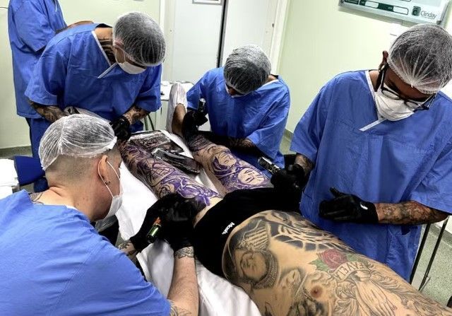 Igor Kannário se submete a anestesia geral para 'fechar o corpo' de tatuagem em uma sessão
