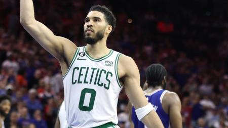 Tatum brilhou no fim e garantiu o Celtics vivo contra o 76ers