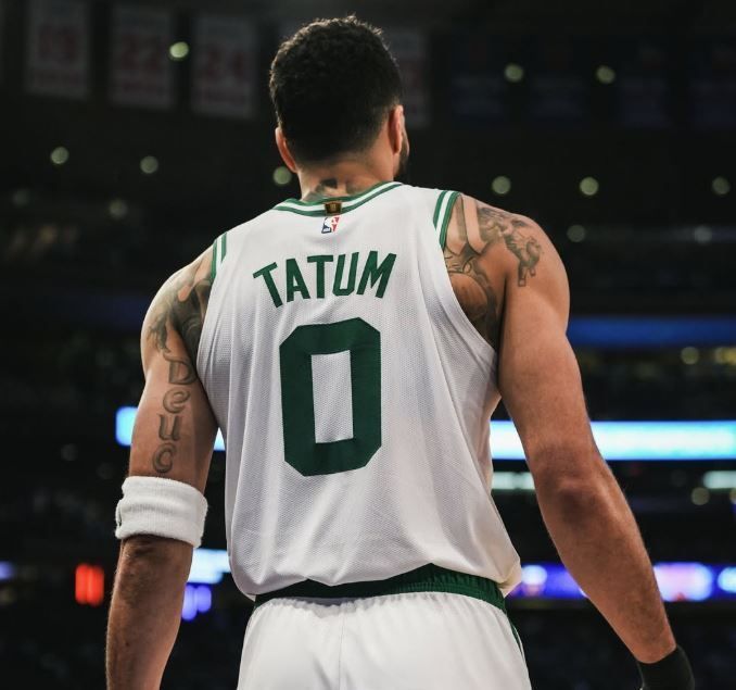 Jayson Tatum, do Celtics, sofre grave lesão e está fora dos playoffs da NBA