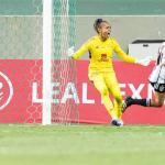 Goleira do Cruzeiro celebra defesa de pênalti e cobra visibilidade ao futebol feminino