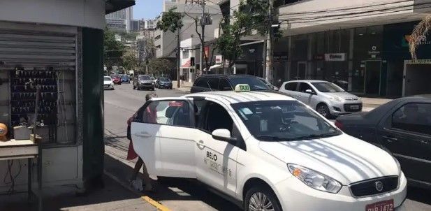 Justiça Eleitoral determina retirada de adesivos ‘Belo Horizonte Surpreendente’ de táxis da capital