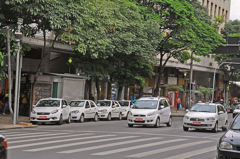 Prefeitura de BH reajusta taxas e multas para táxis, ônibus, motofrete e escolares