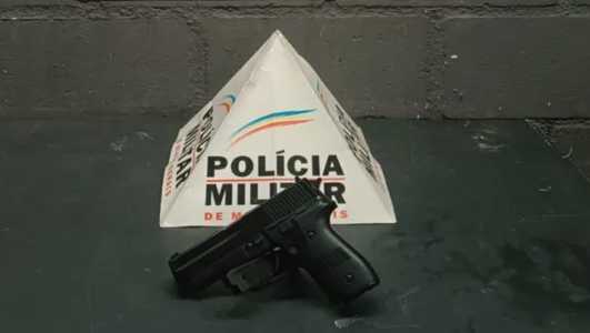 Foto mostra revólver apreendido pela Polícia Militar em Juiz de Fora (MG)