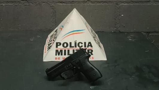 Foto mostra revólver apreendido pela Polícia Militar em Juiz de Fora (MG)