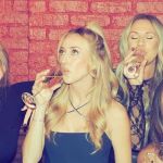 Taylor Swift curte 'noitada' com namoradas de atletas de equipe da NFL; veja