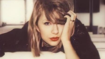 Taylor Swift em foto promocional da versão original do álbum '1989'