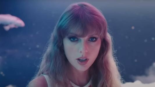 Taylor Swift no clipe de 'Lavender Haze'