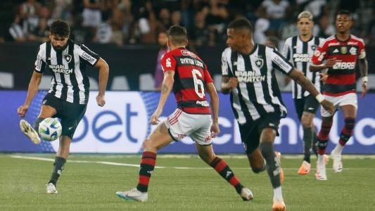Tchê Tchê, à direita, esteve envolvido em lance decisivo no clássico entre Botafogo e Flamengo