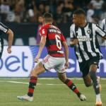 Possível falta em Tchê Tchê não foi revisada pelo VAR em Botafogo x Flamengo; entenda