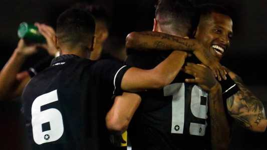 Tchê Tchê comemora gol de Sauer pelo Botafogo