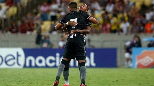 Tchê Tchê deu a assistência para o gol de Victor Sá