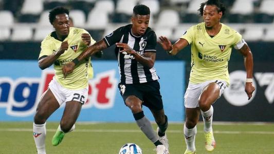 Tchê Tchê, do Botafogo, entre marcadores da LDU no Nilton Santos