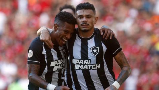 Tchê Tchê e Tiquinho Soares, à direita, comemorando pelo Botafogo