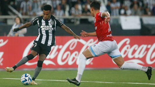 Tchê Tchê em ação contra o Magallanes, no Nilton Santos