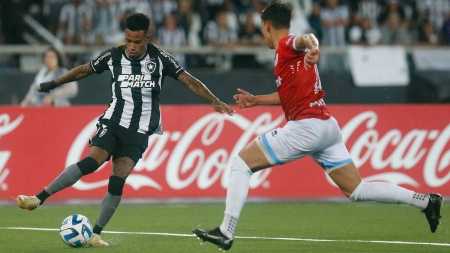 Tchê Tchê em ação contra o Magallanes, no Nilton Santos
