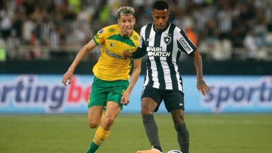 Tchê Tchê em ação na partida entre Botafogo e Defensa y Justicia, pela Sul-Americana