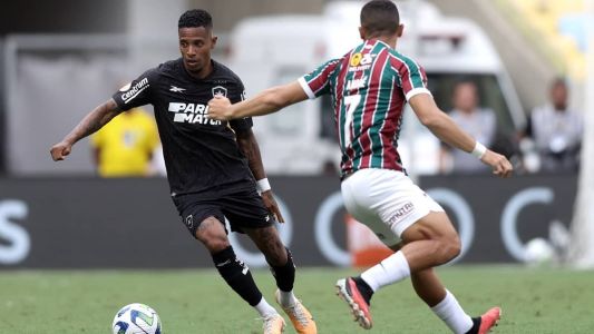Tchê Tchê em ação pelo Botafogo no Maracanã, neste domingo (8), contra o Fluminense