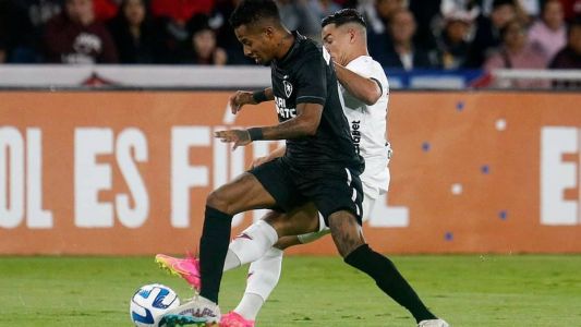Tchê Tchê em ação pelo Botafogo na partida no Estádio Casablanca, em Quito