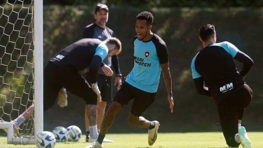 Tchê Tchê em atividade do Botafogo nesta sexta-feira
