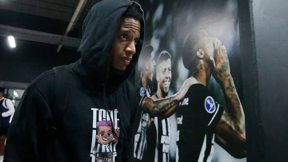 Botafogo escalado com uma mudança para enfrentar o Cuiabá; veja os times