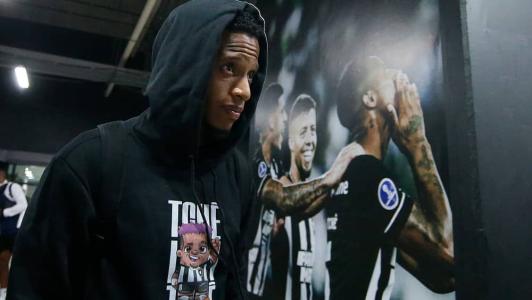 Tchê Tchê na chegada do Botafogo ao Estádio Nilton Santos