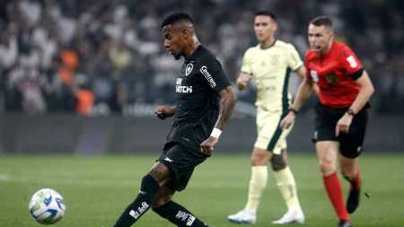 Tche Tche teve boa atuação, mas o Botafogo foi derrotado pelo Corinthians