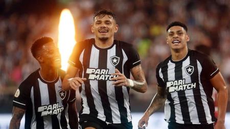 Tchê Tchê, Tiquinho Soares e Luis Henrique celebrando pelo Botafogo