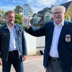 Ex-atleta de 101 anos carrega garrafa d'água como treino para levar tocha olímpica