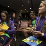 Seleção Brasileira Feminina recebe álbum de figurinhas exclusivo; confira