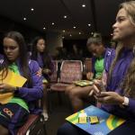 Seleção Brasileira Feminina recebe álbum de figurinhas exclusivo; confira