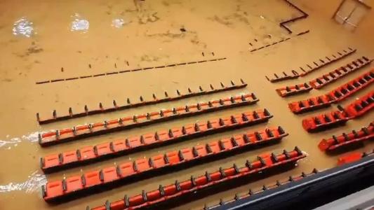 Teatro ficou submerso em Caieiras, na Grande São Paulo
