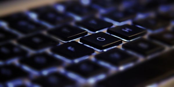 Foto mostra teclado de notebook