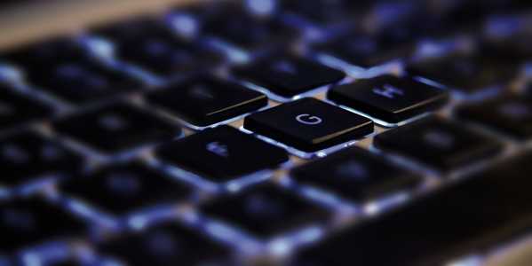 Foto mostra teclado de notebook