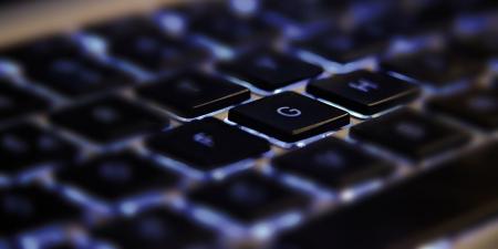 Foto mostra teclado de notebook