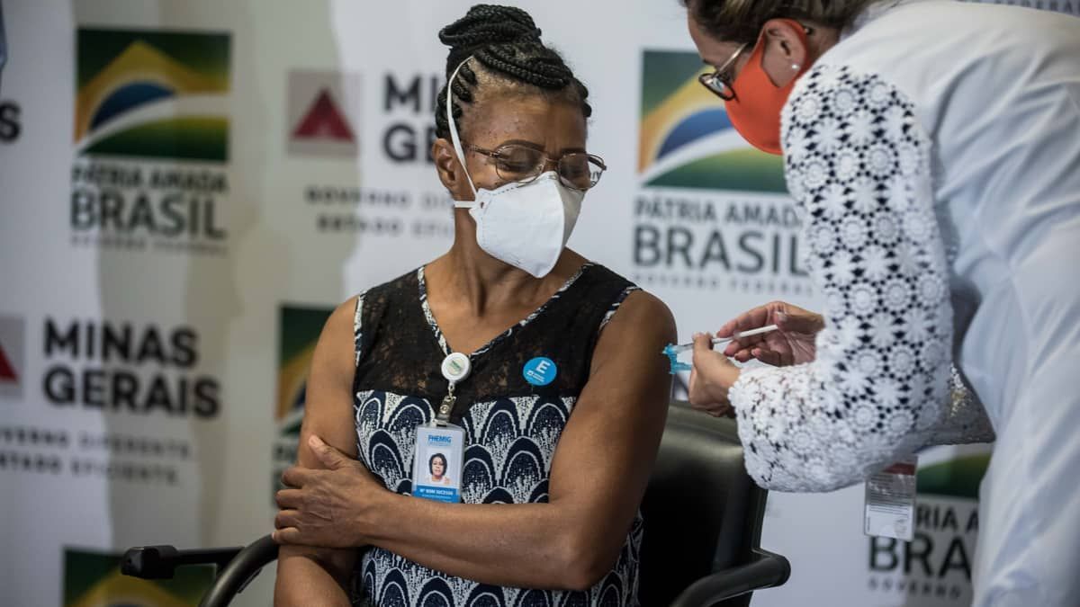 Primeira mineira foi vacinada contra a Covid-19 há dois anos: 'a ciência valeu a pena'