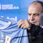 Marcelo Bielsa é apresentado como técnico do Uruguai