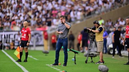 Técnico do América acredita que time foi melhor e merecaia vitória no clássico