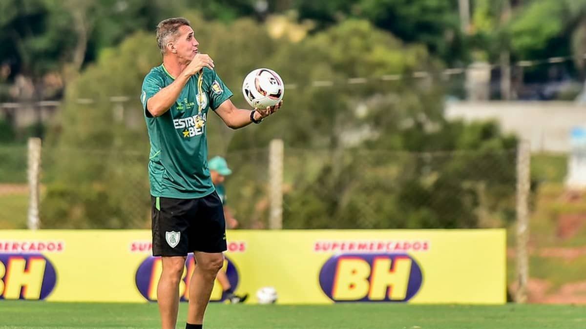 Mancini elogia comportamento do América no clássico e 'duvida' de segundo gol anulado