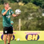 Mancini elogia comportamento do América no clássico e 'duvida' de segundo gol anulado