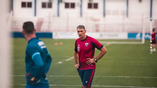 Técnico do Fortaleza, Juan Pablo Vojvoda, em treinamento da equipe no CT do Pici