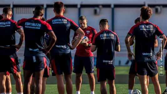 Técnico do Fortaleza, Juan Pablo Vojvoda, orienta jogadores do Fortaleza em treino