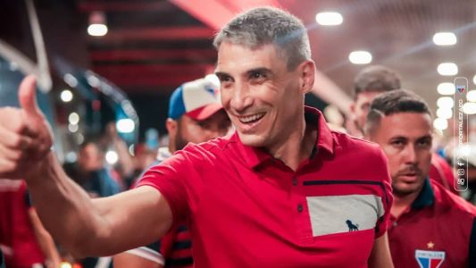 Técnico do Fortaleza, Juan Pablo Vojvoda, durante embarque para São Paulo