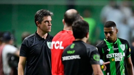 Técnico durante partida entre América e Bahia, pela 37ª rodada do Brasileiro