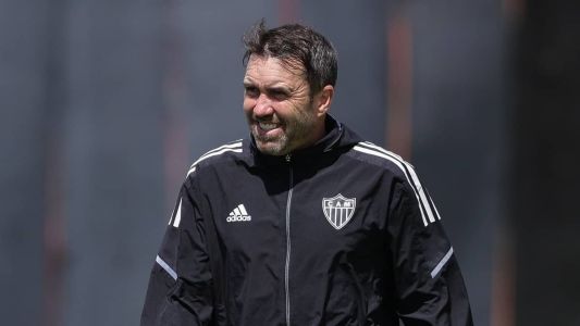 Técnico Eduardo Coudet, do Atlético, em treino na Cidade do Galo