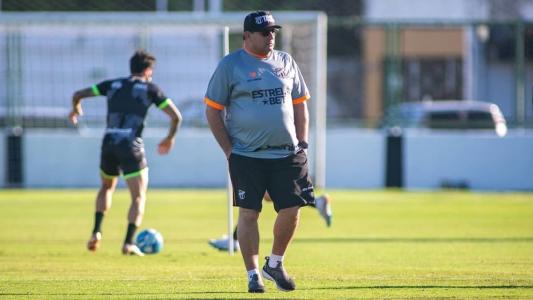Técnico Guto Ferreira em treino no CT de Porangabuçu antes de jogo contra a Ponte Preta