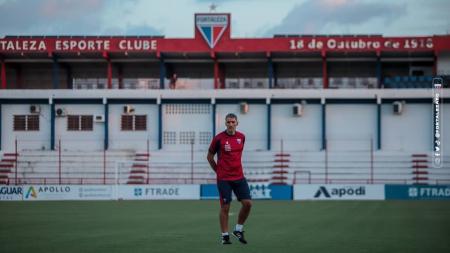 Técnico Juan Pablo Vojvoda observa em treinamento do Fortaleza, no CT do Pici