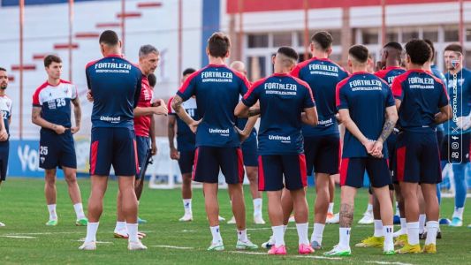 Técnico Juan Pablo Vojvoda orienta jogadores antes de treinamento preparatório para enfrentar o Corinthians